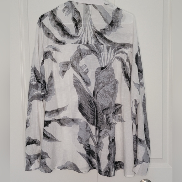 NWOT Diosum Women's Plus Size Gray/ White Hawaiian Print Button Down Blouse - 2X - Picture 7 of 8